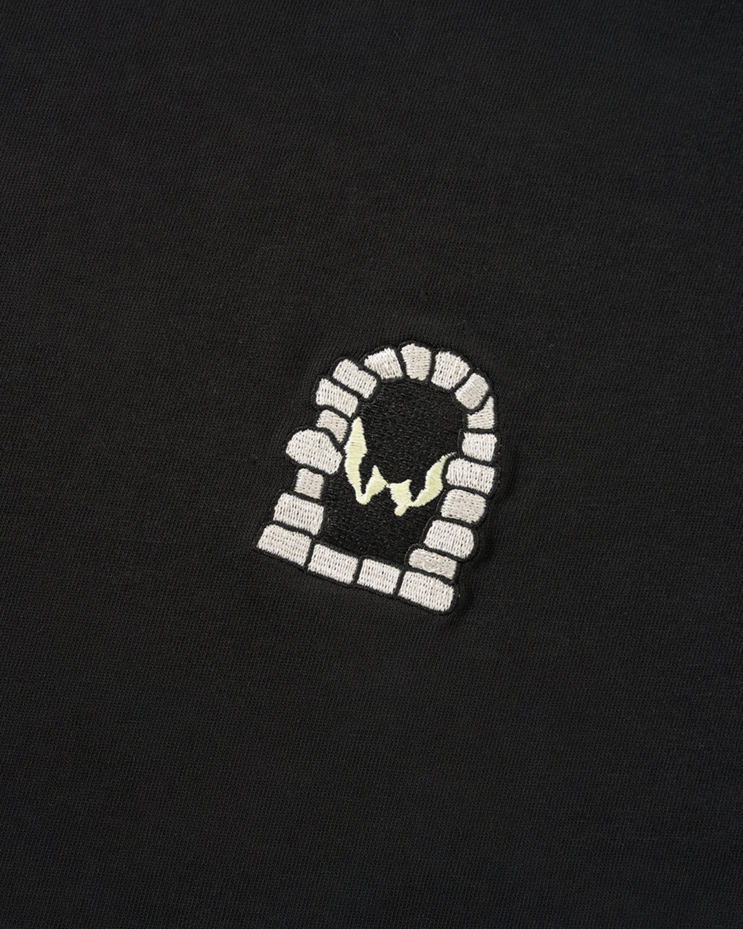 HIDDEN EYES TEE - BLACK
