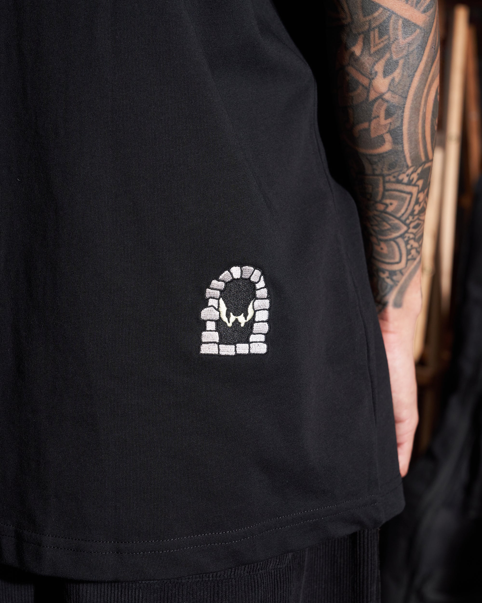 HIDDEN EYES TEE - BLACK